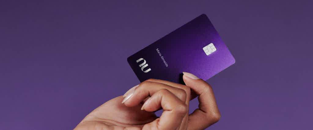 Um cartão de metal para compras no crédito. Fonte: Nubank.