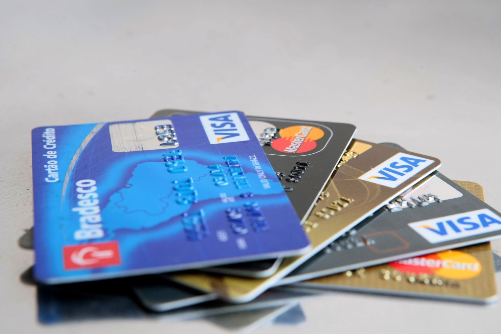 Como escolher um cartão de crédito para negativados? Imagem: Tecmundo