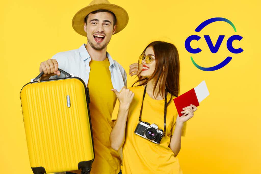 Veja aqui como comprar passagem aérea pela CVC e outras comodidades que a empresa oferece! Fonte: Canva + CVC