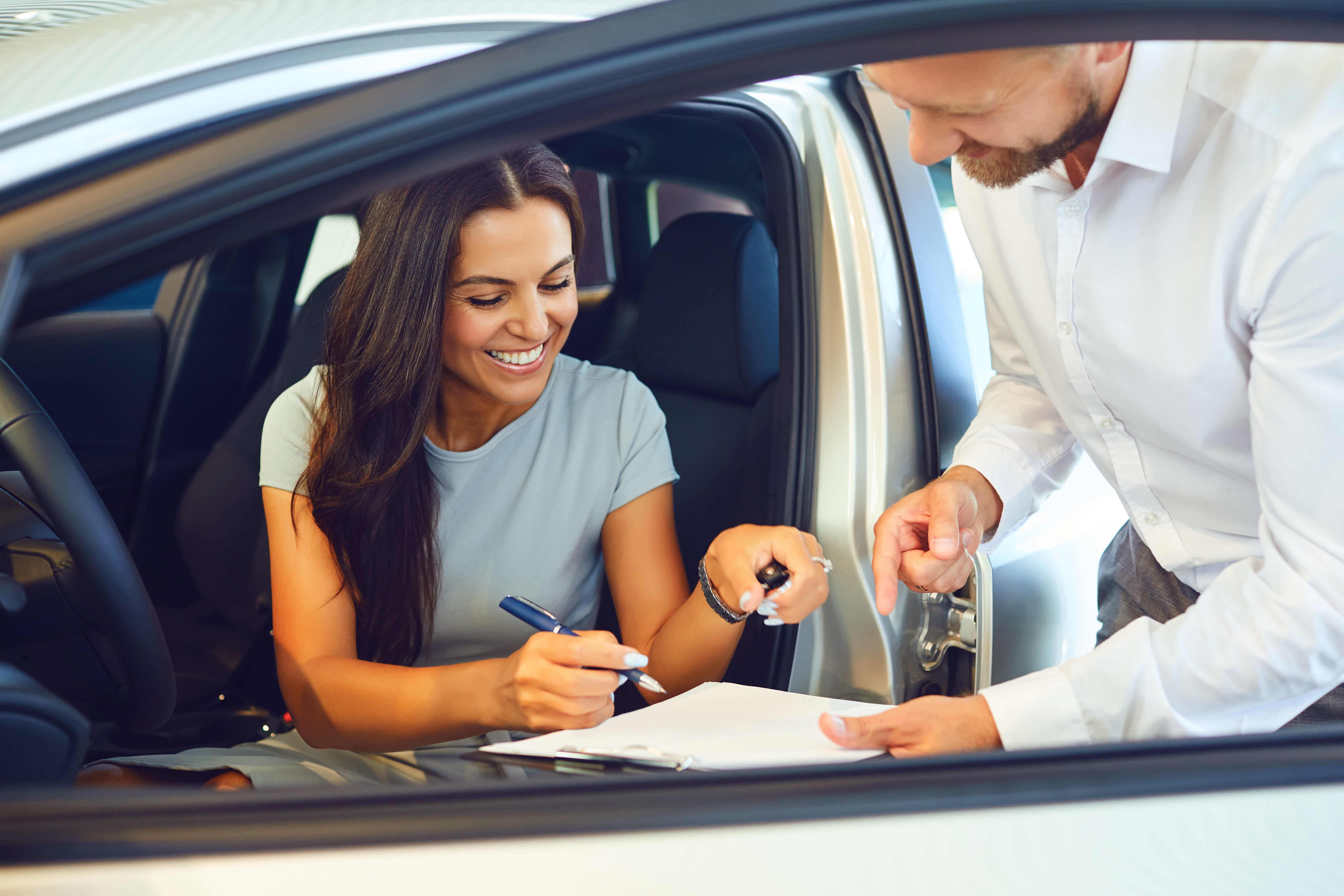 Veja quanto custa alugar um carro por assinatura no Localiza Mensal Flex. Fonte: AdobeStock