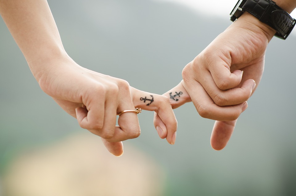 Então, que tal fazer uma tatuagem com uma amiga? Fonte: Pixabay.