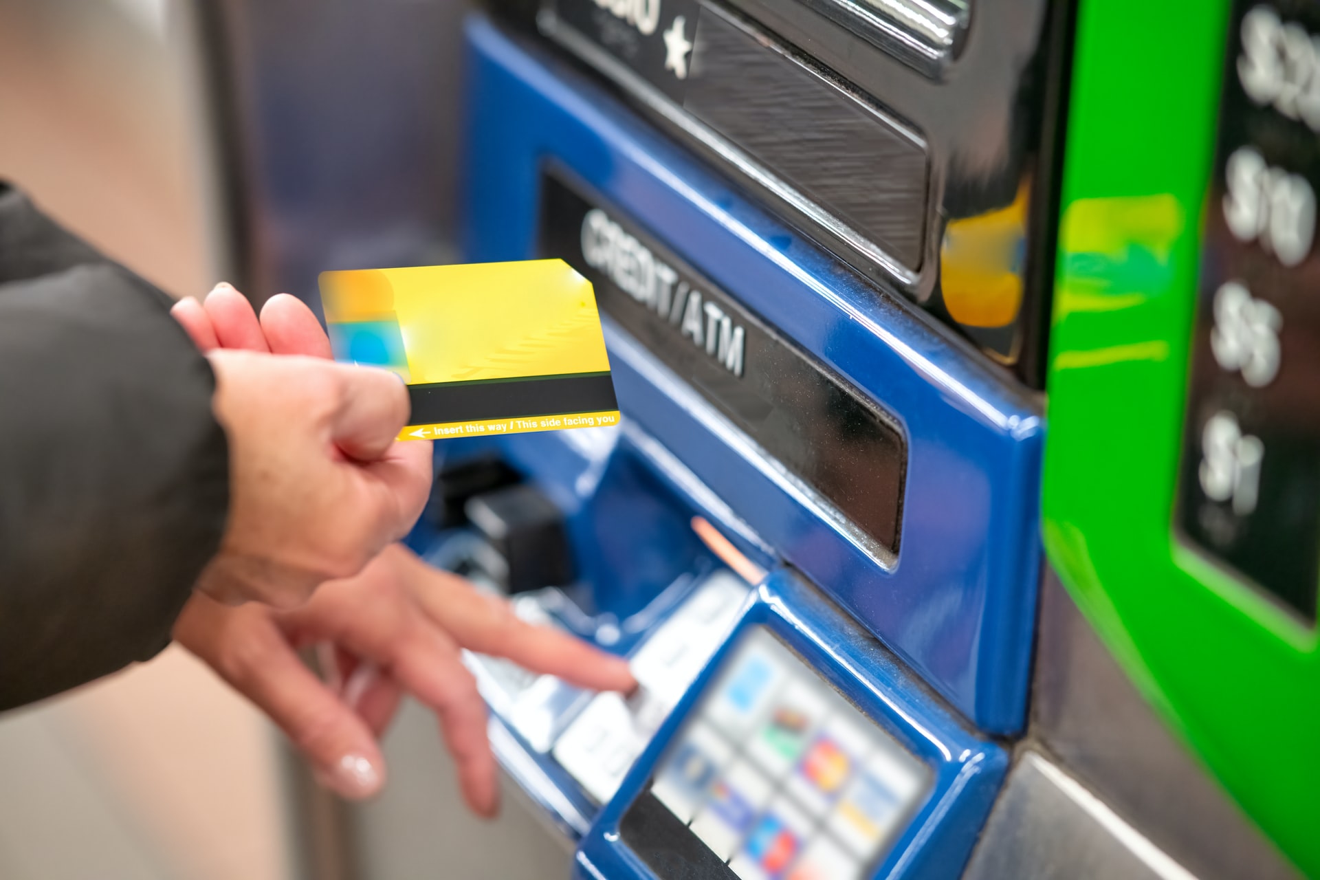 See all the benefits and disadvantages of using an ATM card in your life! Source: Unsplash